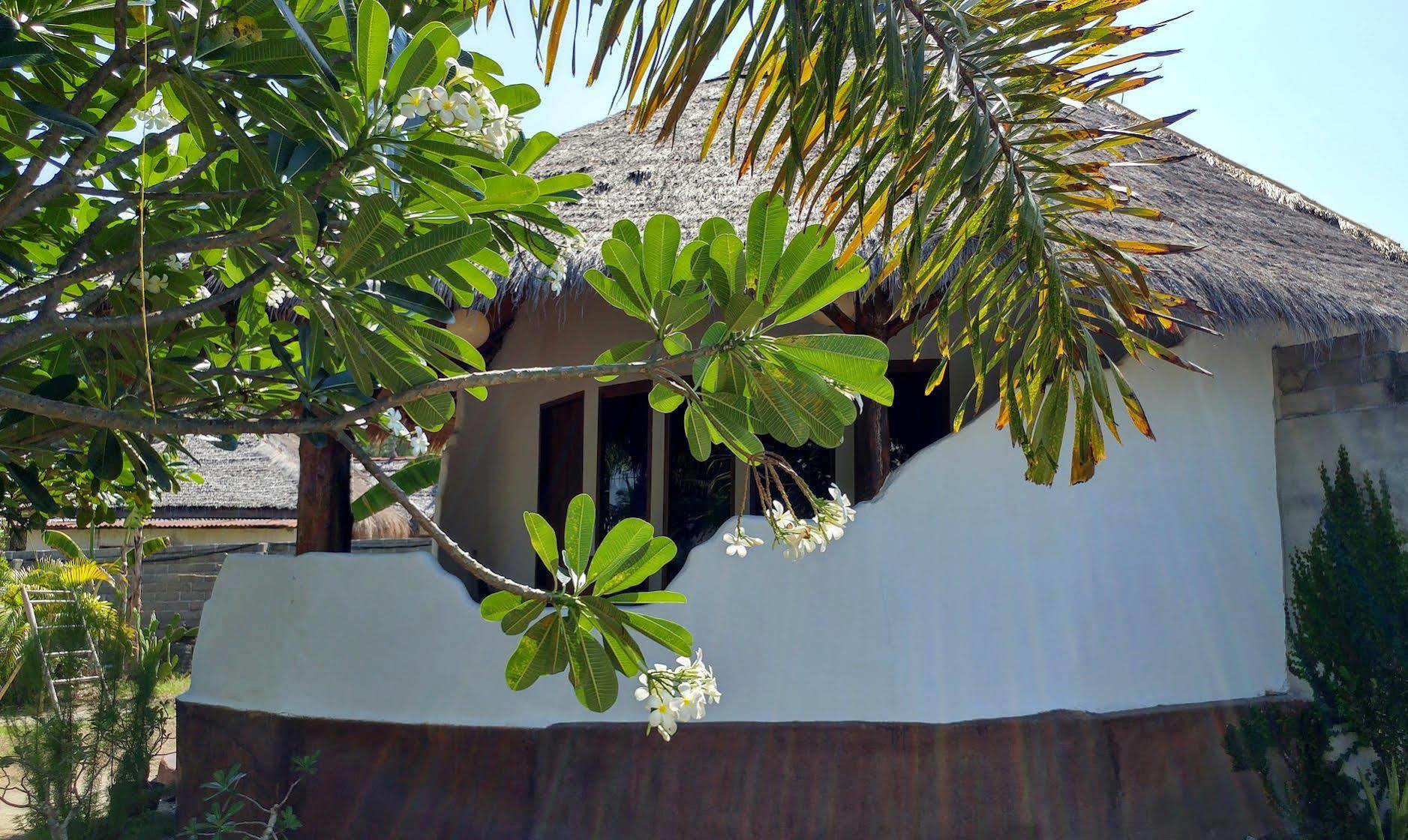 Adeng-Adeng Bungalows Gili Meno Exterior photo